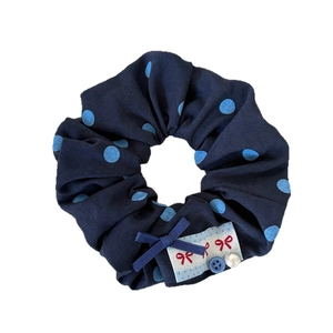 Chouchou bleu marine à pois avec nœud ruban et élégant bouton perle décoratif