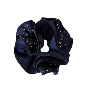 Chouchou élégant bleu marine à motif floral blanc avec texture en tissu plissé multicouche