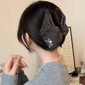 Pince à cheveux style français à pois avec nœud et perle sur cheveux de femme