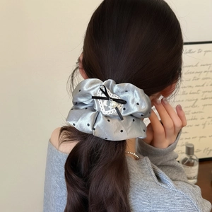 Chouchou élégant en satin gris à pois avec cœur en dentelle et perle sur queue de cheval