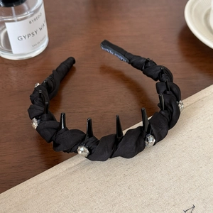 Elegant black twisted crystal headband with spiked design and non-slip teeth for women