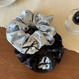 Détails de chouchous en satin à pois avec cœurs en dentelle et perles suspendues
