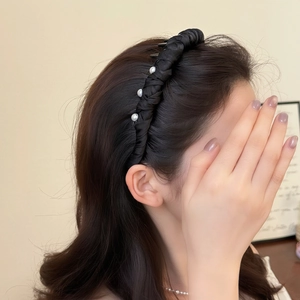 Elegant black pleated headband with pearls and non-slip teeth for voluminous hair