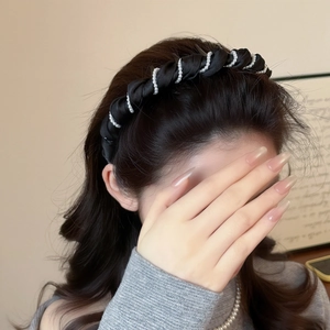 Serre-tête élégant en satin noir torsadé avec chaîne de perles pour femme