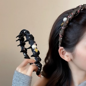 Elegantes Blumen Stoff Stirnband Mit Kunstperle Metallplatte Gezahntes Rutschfest Haarband Für Damen Tägliches Styling