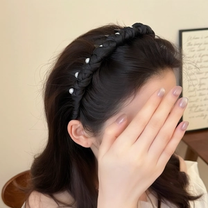 Elegant twisted black satin headband with pearls, non-slip design for women's hairstyle