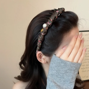 Blumiges Haarband mit großer weißer Perle und Gold-Tag für elegantes und stilvolles Haarstyling