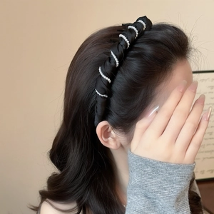 Serre-tête en tissu noir torsadé avec perles blanches pour un look vintage chic