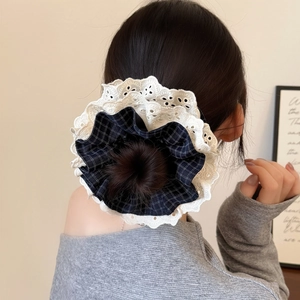 Chouchou élégant en dentelle et carreaux bleus surdimensionné pour accessoire de cheveux