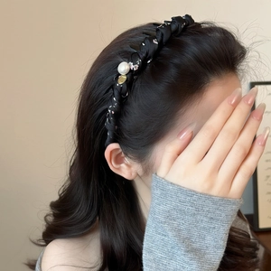 Eleganter geblümter Haarreif mit weißen Perlen und Goldanhängern für das Haarstyling