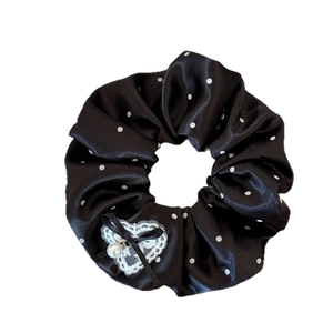 Chouchou en satin noir à pois avec breloque cœur en dentelle et perle élégante
