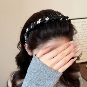 Eleganter geflochtener Haarreif in Schwarz-Weiß-Blumenmuster mit hohem Kronen-Styling-Effekt