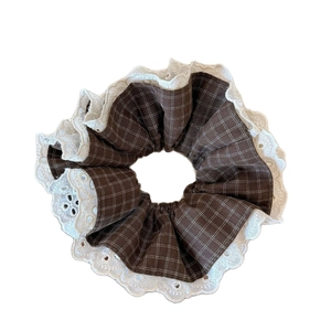 Chouchou en coton à carreaux marron avec bordure en dentelle blanche au style vintage