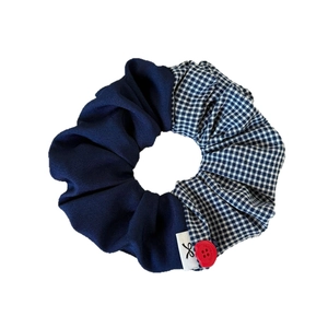 Chouchou bicolore à carreaux bleus avec bouton rouge décoratif et design en tissu mixte