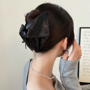 Pince à cheveux noire élégante avec paillettes et ruban satiné pour coiffures