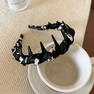 Kontrast-Stirnband mit schwarz-weißem Muster für elegantes High-Cranial-Top-Haar