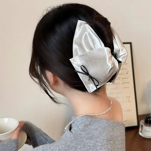 Pince à cheveux élégante en satin argenté avec rubans noirs pour coiffure féminine