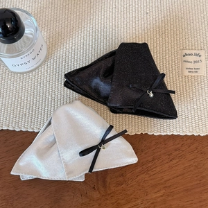 Pinces à cheveux élégantes en satin avec nœuds, pendentifs cœur et fini scintillant