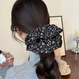 Chouchou géant noir à motif floral en mousseline pour coiffure queue de cheval