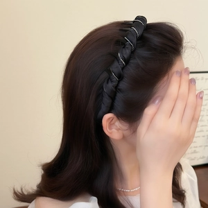 Serre-tête tressé noir élégant avec cristaux et pinces à cheveux intégrées antidérapantes