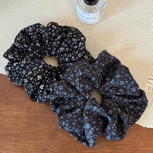Ensemble de chouchous larges à motifs floraux élégants noir et bleu sur fond de bois