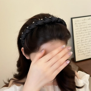 Serre-tête élégant en tissu noir torsadé avec strass argentés et design antidérapant