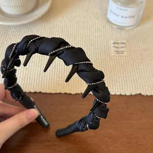 Serre-tête plissé noir élégant avec strass argentés et détails de pointes de luxe