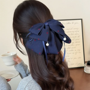 Fiocco per capelli blu scuro con cuori rossi e pendenti di perle eleganti