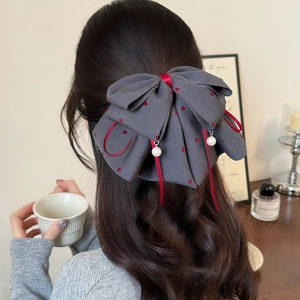 Grande fiocco per capelli grigio con cuori rossi e ciondoli di perle bianche