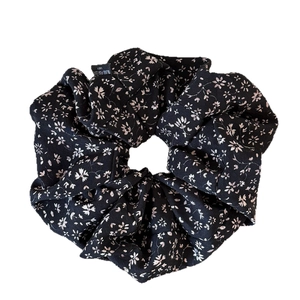 Chouchou géant noir à fleurs en mousseline avec une texture plissée très élégante