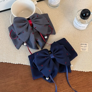 Fermagli a fiocco con cuori rossi e nappe di perle nei colori grigio e blu navy