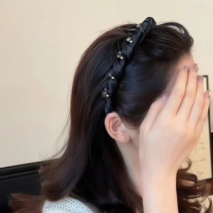 Cerchietto nero intrecciato con cristalli e perline d'argento su una modella
