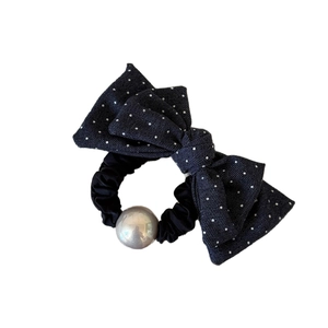 Chouchou bleu marine à pois avec grand nœud et perle métallique pour femmes