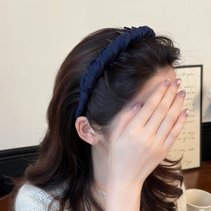Cerchietto pieghettato in tessuto blu scuro con denti antiscivolo per volume dei capelli