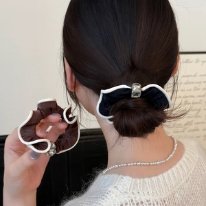Chouchous vintage élégants avec cristal carré noir et marron et bordure ondulée