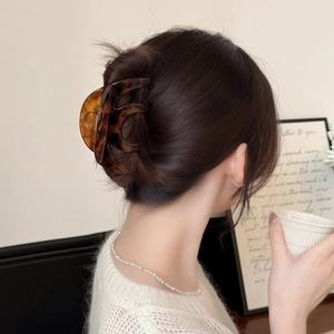 Grande pince à cheveux élégante en ambre écaille de tortue pour chignon de femme