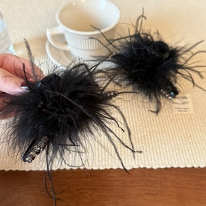 Pinces à cheveux en plumes noires avec strass pour une coiffure de princesse volumineuse