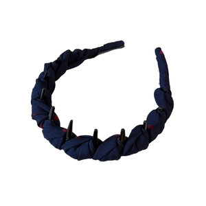Cerchietto in tessuto blu scuro intrecciato con borchie nere e cuori rossi per donna