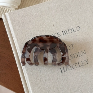 Vue détaillée de la pince à cheveux motif léopard écaille avec une finition brillante