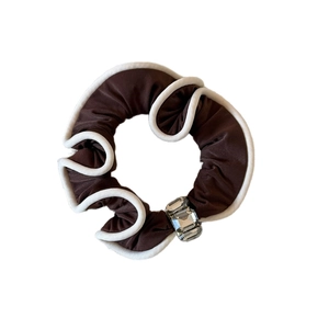 Chouchou élégant en satin marron avec bords festonnés blancs et détail en cristal