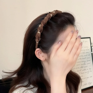 Brown twisted headband with floral pattern and non-slip comb teeth for volume