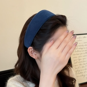 Elegant navy blue velvet wide padded headband for women with a vintage minimalist style
