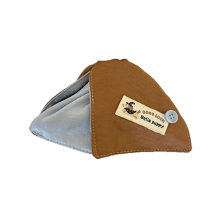 Lit tente classique pour animaux en suédine marron avec bouton décoratif et étiquette
