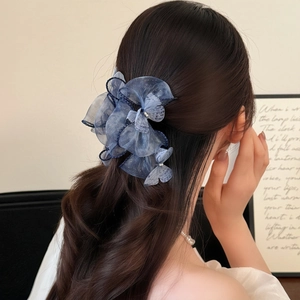 Eleganter blauer Haarklammer aus Mesh mit Pailletten in einer Damenfrisur gezeigt