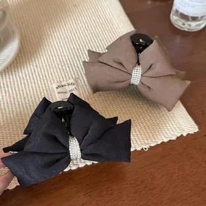 Pinces à cheveux nœud élégantes en noir et mocha avec perles de style coréen raffiné