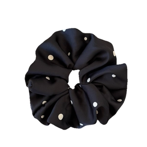 Chouchou en satin à pois noirs et blancs de style français pour queue-de-cheval élégante