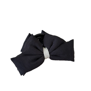 Pince à cheveux élégante en tissu noir avec nœud et perles blanches sur fond blanc