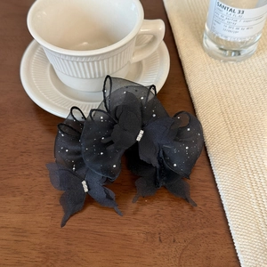 Nahaufnahme der schwarzen Netz-Schmetterlings-Haarklammer mit Pailletten und Strassstein