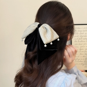 Eleganter Samt- und Tweed-Haarclip mit Perlenanhängern für das Hinterkopf-Styling