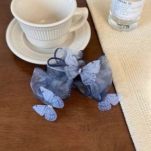 Detail der graublauen Haarklammer mit Schleife aus Organza und kleinen Glitzersteinen